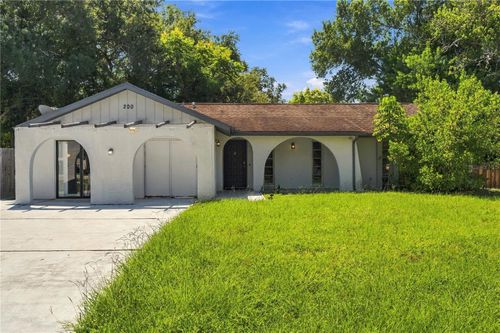 200 Twin Lake Dr, BELLEAIR BLUFFS, FL, 33770-2827 | Card Image