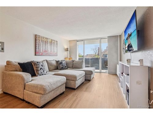 4j-909 N Logan St, Denver, CO, 80203-3001 | Card Image