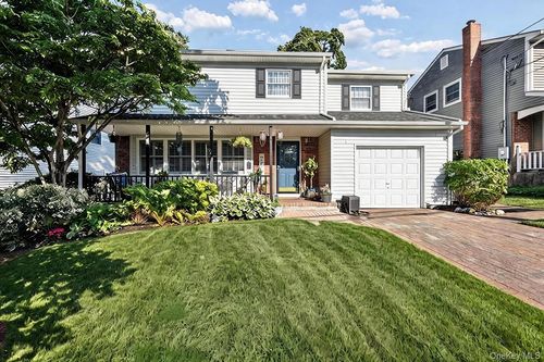 3 Stimson Pl, Huntington, NY, 11743-6418 | Card Image