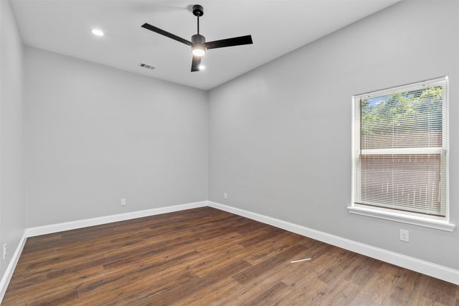 Empty room with ceiling fan | Image 18
