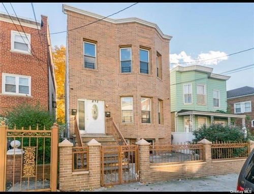 832 E 224th St, Bronx, NY, 10466-4404 | Card Image