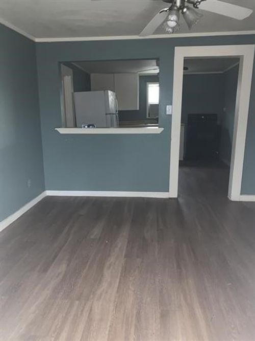 518 Laredo St, Lockhart, TX, 78644-1839 | Card Image