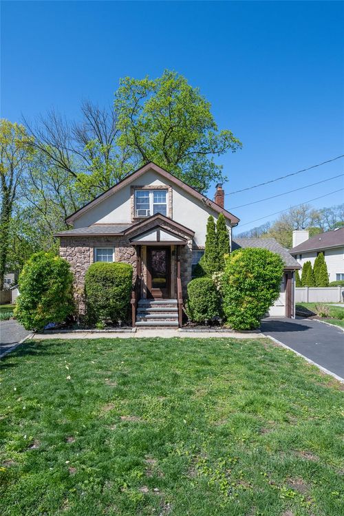 3 Woodmere Ave, Glenwood Landing, NY, 11547-3029 | Card Image