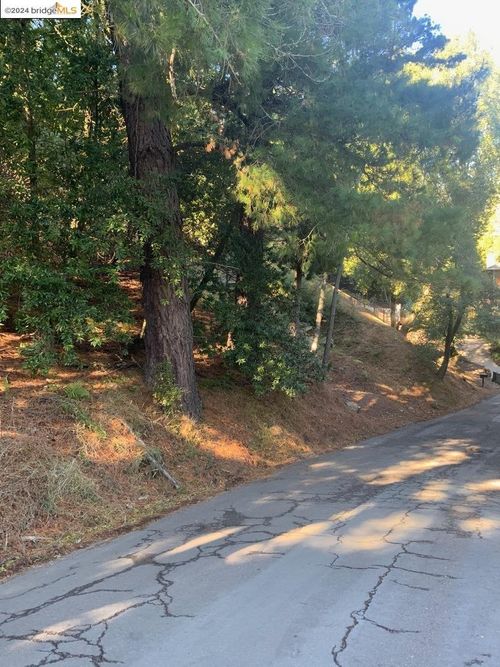 6825 Saroni Drive, Oakland, CA, 94611 | Card Image