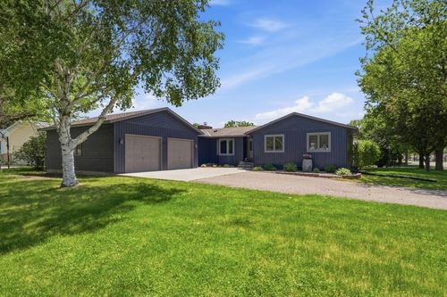 817 24th Ave Sw, Willmar, MN, 56201-5174 | Card Image