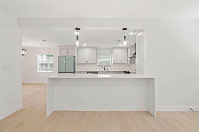 Open concept kitchen with modern finishes | Image 13