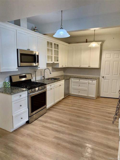 39 Waterview Dr, Ossining, NY, 10562-1642 | Card Image