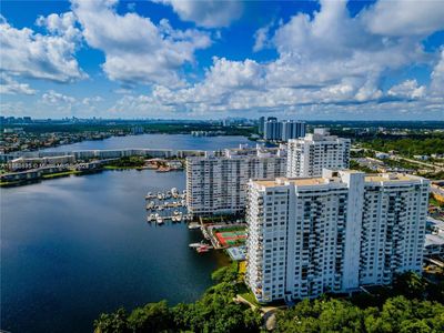 712 - 2780 Ne 183rd St, Condo with 2 bedrooms, 2 bathrooms and null parking in Aventura FL | Image 3