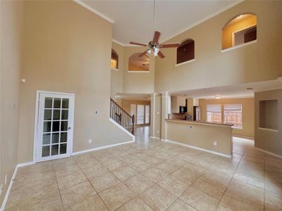 HIGH CEILING- LIVING ROOM | Image 2