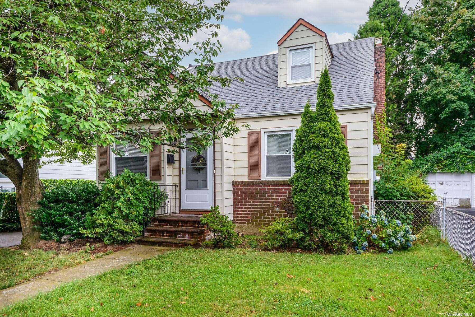 Ivy St, West Hempstead, NY 11552