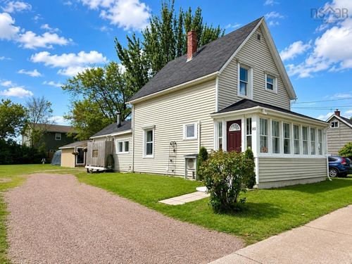 22 Chamberlain St, House with 4 bedrooms, 2 bathrooms and 2 parking in Amherst NS | Card Image