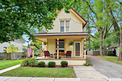 7 King William St, East Dundee, IL, 60118-1124 | Card Image