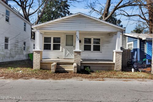 607 1st Ave, New Bern, NC, 28560-5613 | Card Image