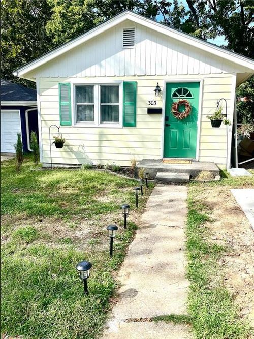 303 Mcgoodwin Ave, Warrensburg, MO, 64093-2122 | Card Image