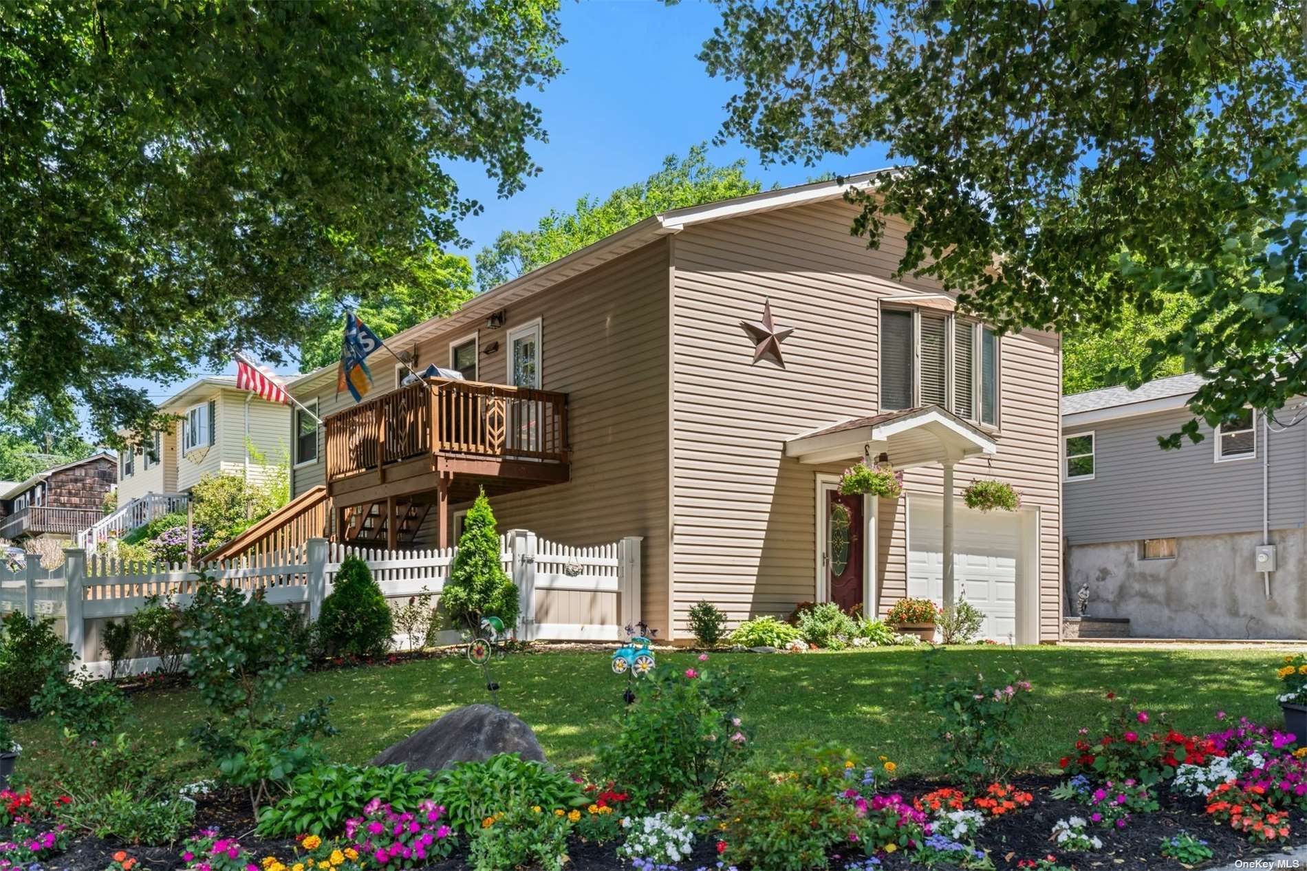 Beaver Dr, Kings Park, NY 11754