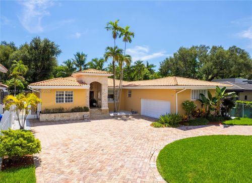 3001 S Miami Ave, Miami, FL, 33129-2827 | Card Image