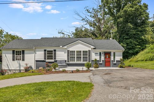 303 Hunter St, Burnsville, NC, 28714-7137 | Card Image
