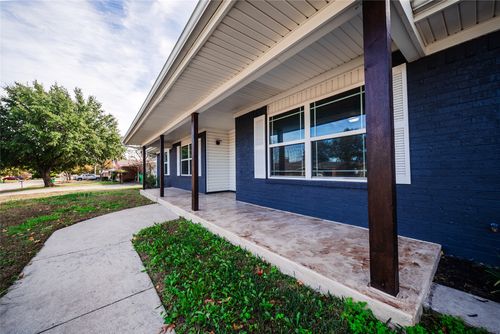 1911 College St, Gainesville, TX, 76240-4611 | Card Image