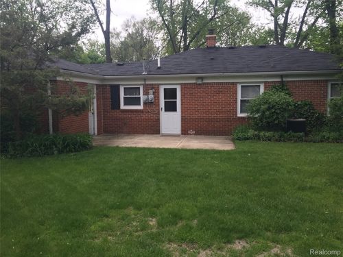 2258 Briggs St, Waterford Twp, MI, 48329-3705 | Card Image