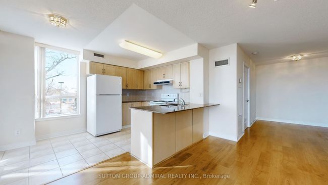 204 - 60 Disera Dr, Condo with 2 bedrooms, 2 bathrooms and null parking in Vaughan ON | Image 13