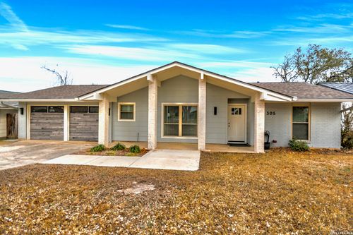 305 Schweppe St, Boerne, TX, 78006-2725 | Card Image
