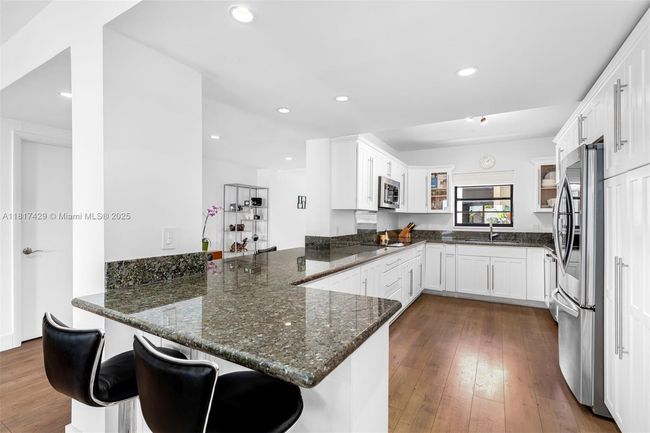 APT-446 - 141 Crandon Blvd, Condo with 3 bedrooms, 2 bathrooms and null parking in Key Biscayne FL | Image 11