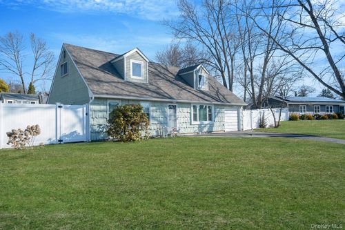 75 Oakcrest Ave, Farmingville, NY, 11738-2054 | Card Image