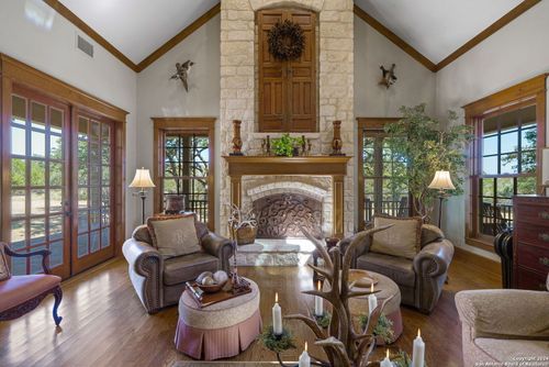 1420 Waterstone Pkwy, Boerne, TX, 78006-3881 | Card Image