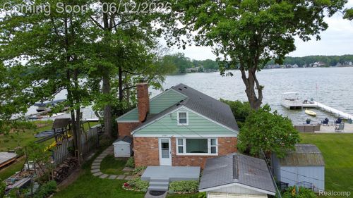 8691 Cooley Lake Rd, Commerce Township, MI, 48382-4725 | Card Image