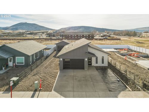 670 E St, Baker City, OR, 97814-1904 | Card Image