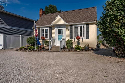 229 N Sackett Road, Marblehead, OH, 43440 | Card Image