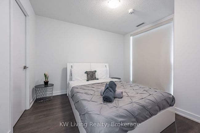 805 - 8 Trent Ave, Condo with 2 bedrooms, 1 bathrooms and 1 parking in Toronto ON | Image 18