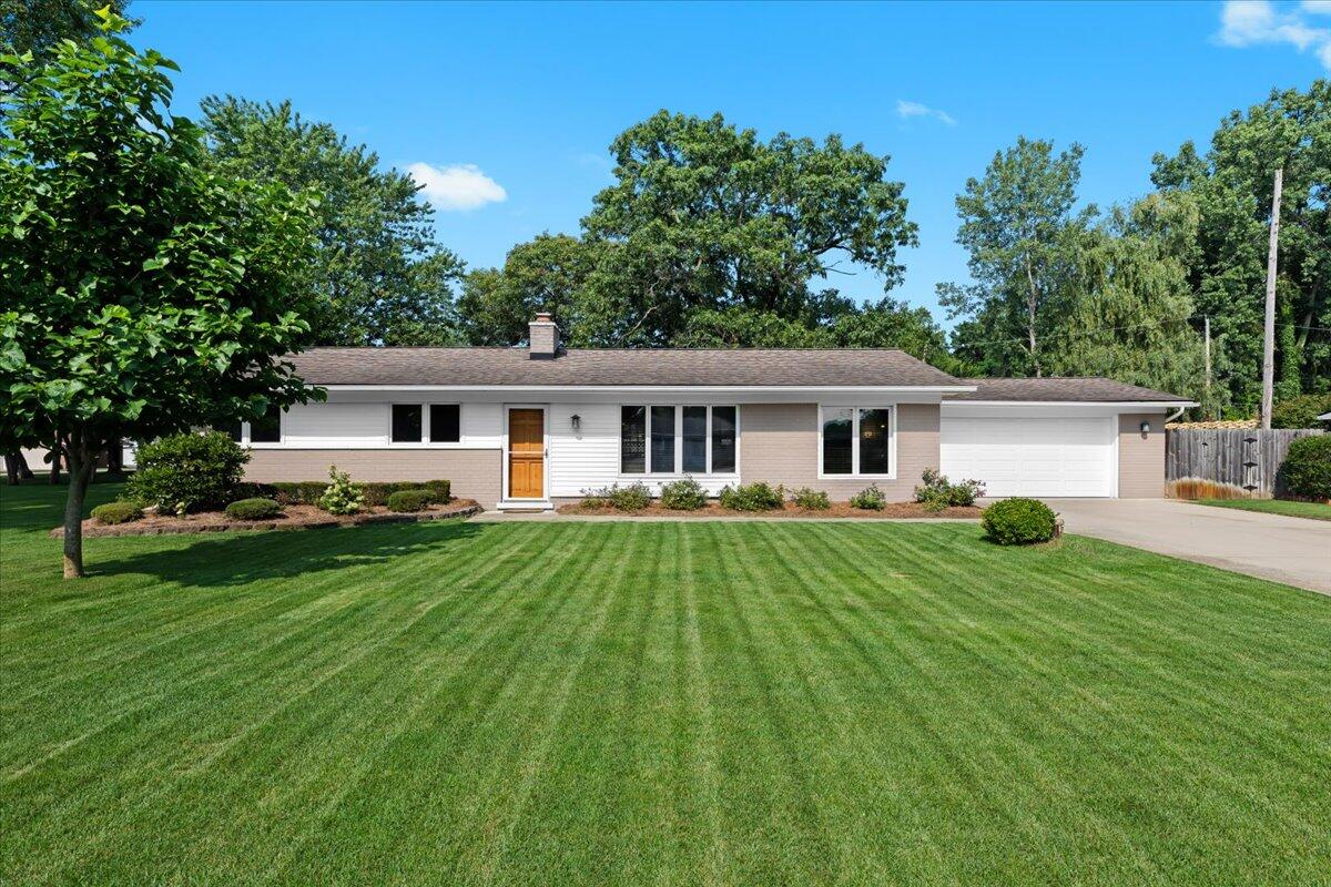 Borowy Dr, Commerce Township, MI 48382