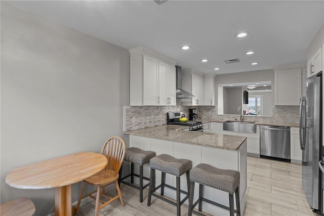 APT-5 - 400 Meshanticut Valley Pkwy, Condo with 2 bedrooms, 3 bathrooms and 2 parking in Cranston RI | Image 7