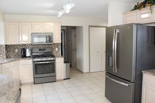 19804 Woodview Dr, Clinton Township, MI, 48038-4951 | Card Image
