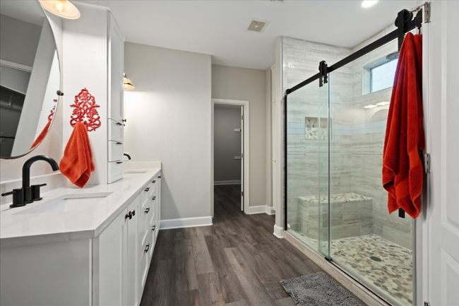 Beautifully updated primary bathroom! | Image 20