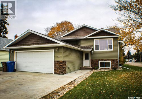 302 Higgins Ave W, Melfort, SK, S0E0B7 | Card Image