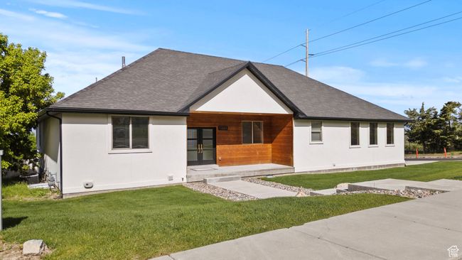 View of front facade with a front lawn and stucco siding | Image 41