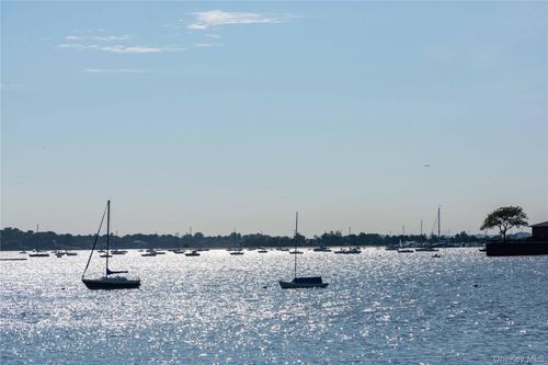 apt-105-372 Main St, Port Washington, NY, 11050-3133 | Card Image