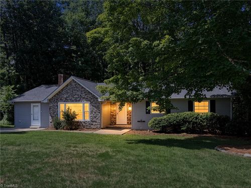 222 Pleasantview Dr, King, NC, 27021-9282 | Card Image