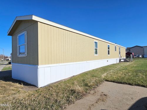 2215 33rd Terrace, Williston, ND, 58801 | Card Image