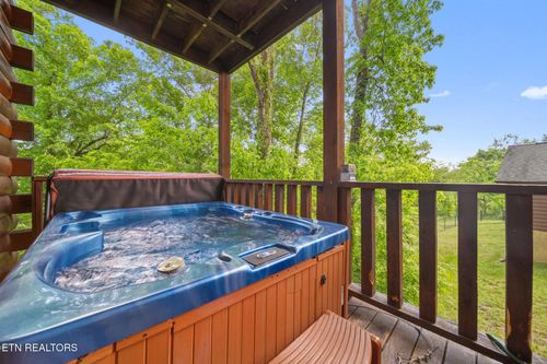 368 Oak Lake Dr, Sevierville, TN, 37876-3407 | Card Image