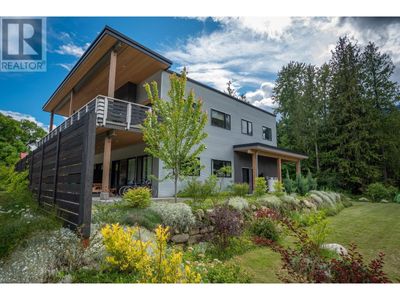 617 Harold St, Home with 3 bedrooms, 5 bathrooms and null parking in Slocan BC | Image 1