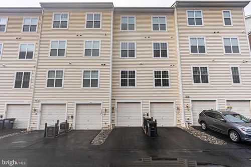 9561 Center St, MANASSAS, VA, 20110-5557 | Card Image