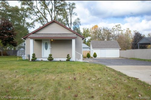 743 Hollister St, Pontiac, MI, 48340-2429 | Card Image