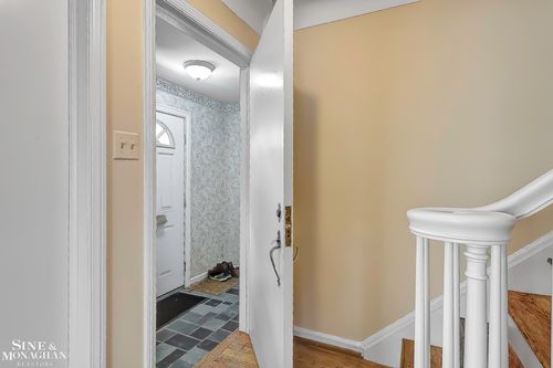 814 Harcourt Rd, Grosse Pointe Park, MI, 48230-1834 | Card Image