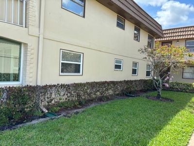 261 - 261 Saxony F, Condo with 2 bedrooms, 2 bathrooms and null parking in Delray Beach FL | Image 2