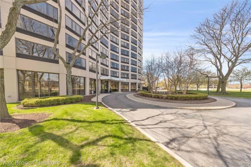 2605-5000 Town Ctr, Southfield, MI, 48075-1117 | Card Image