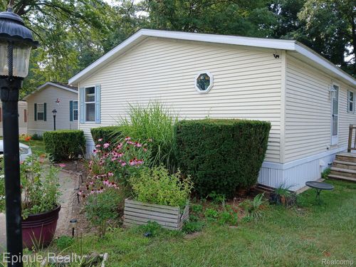 75 Carmell St, Belleville, MI, 48111-2948 | Card Image