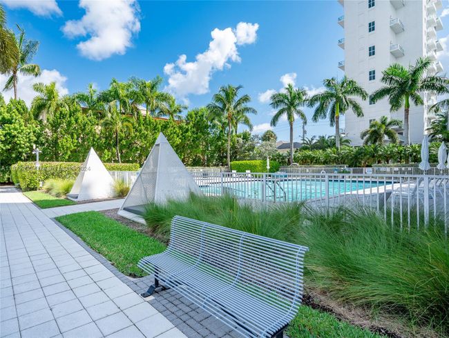 704 - 7928 East Dr, Condo with 3 bedrooms, 3 bathrooms and null parking in North Bay Village FL | Image 23